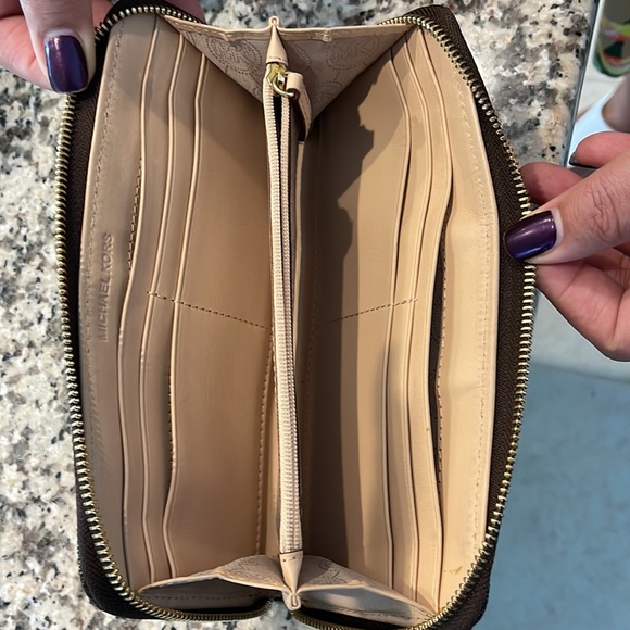 Michael Kors Large Crossbody Bag & Wallet - Picture 2 of 4